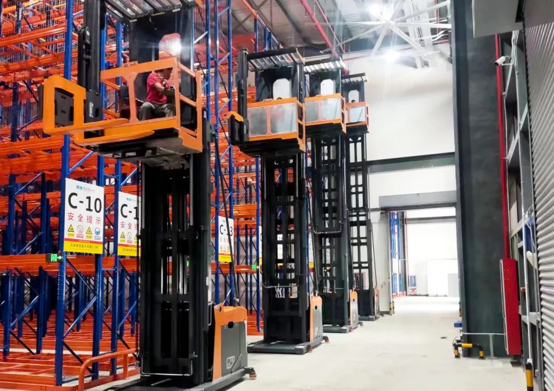 Kasus Klien|Zowell Intelligent Forklift Solusi Lorong Sangat Sempit Mendarat di Perusahaan Kosmetik TOP Internasional