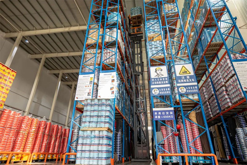 Kasus Pelanggan | Forklift/Truk Menara Tiga Arah tipe VNA dari Zowell Membantu Industri Pengemasan Komprehensif Mewujudkan Penyimpanan Padat Tingkat Tinggi
