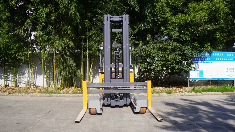 Kasus Pelanggan|Forklift listrik multiarah model RSEW membantu industri material panjang di luar negeri untuk mencapai penyimpanan intensif lorong sempit!